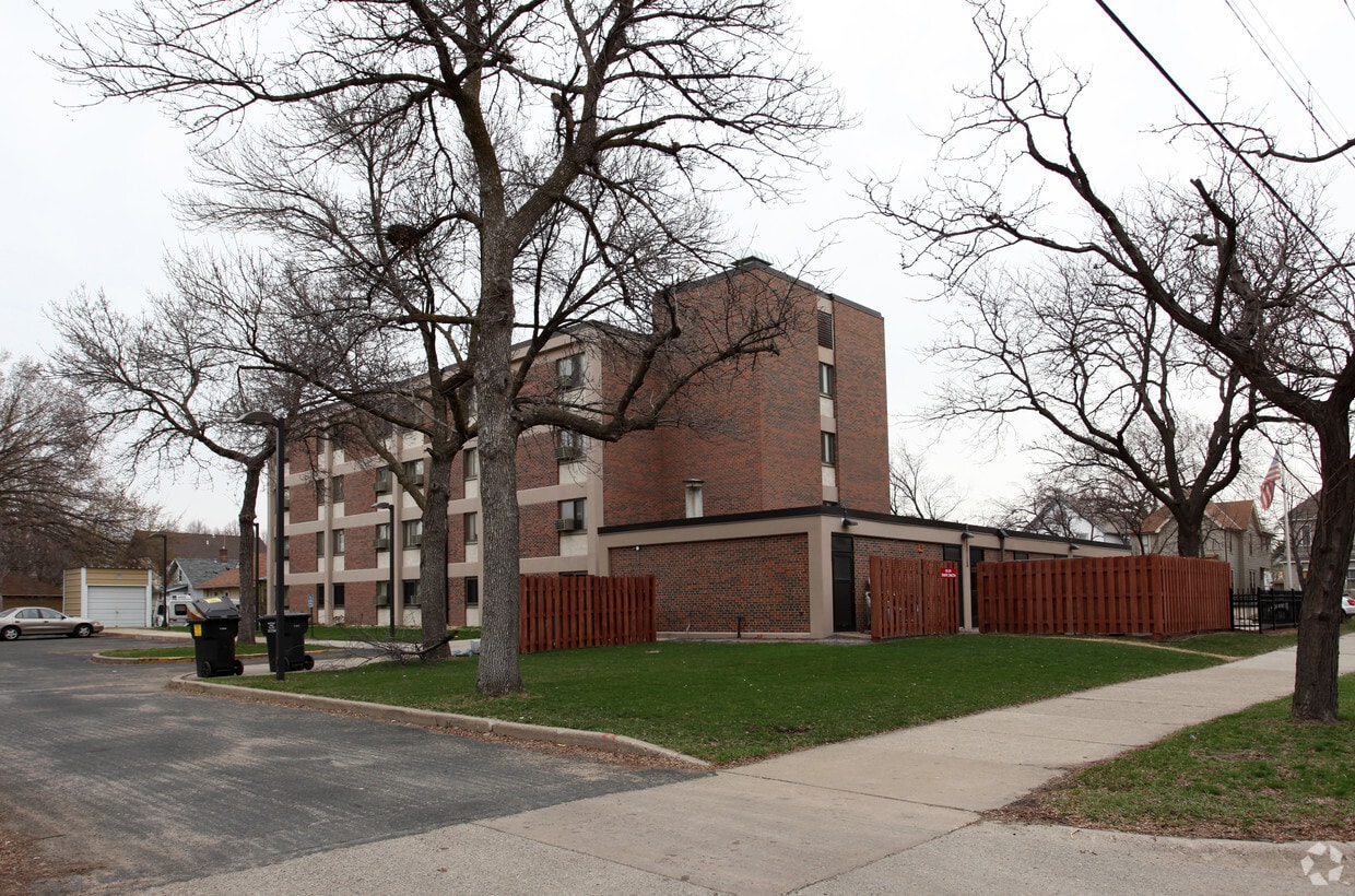 Building Photo - Friendly Manor