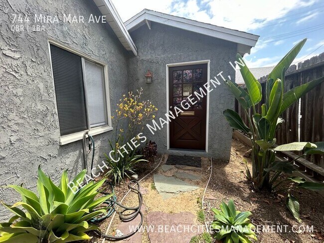 Building Photo - Charming Studio Back House with Parking