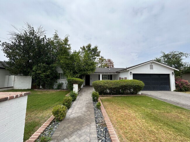 Building Photo - 4016 E Avalon Dr