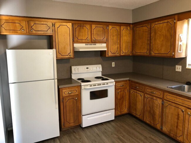 Building Photo - Charming 3 bedroom 1.5 bath right next to ...