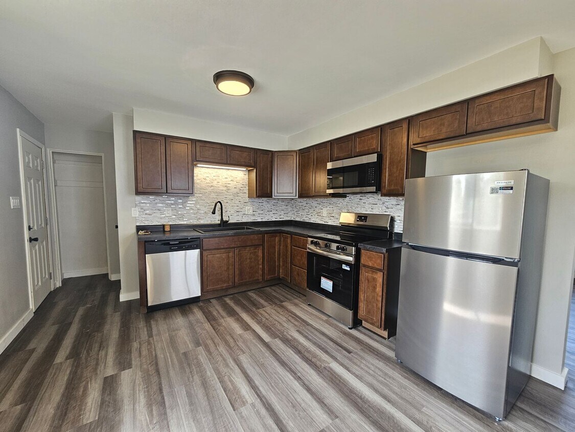 Primary Photo - NE 3 bedroom 1 bath with garage near shopp...