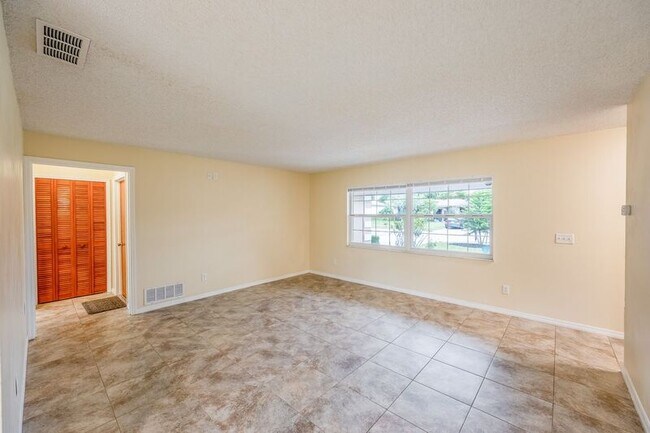 Building Photo - 1036 Manchester Cir