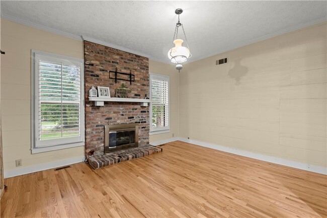 Building Photo - 2600 Stone Dr SW