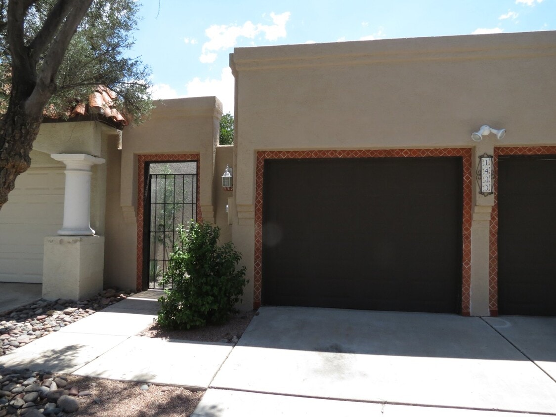 Primary Photo - 2 Bedroom Westside Townhome!