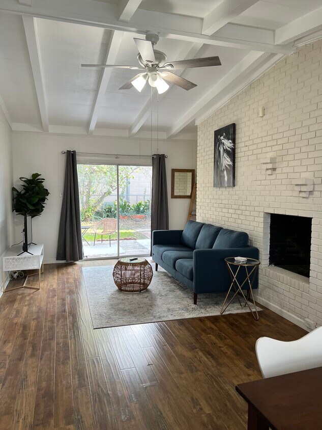 Welcome to 852 Chevy Chase! The front door leads into an open living space with vaulted ceilings. - 852 Chevy Chase Dr