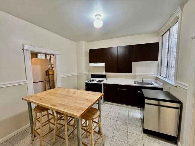 Foto del edificio - Webster St. Apts. (235-239 1/2)