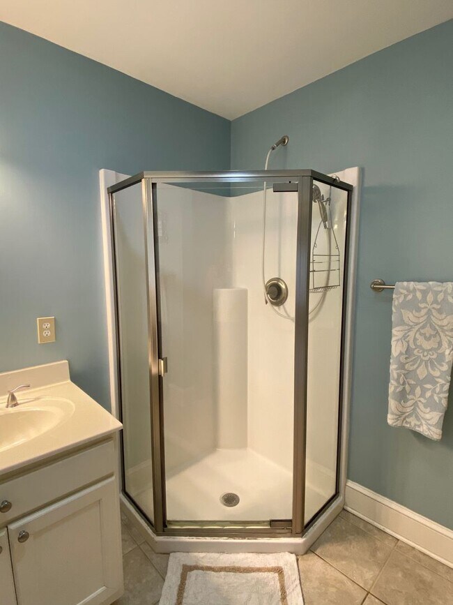 Building Photo - Amazing, 3 Bedroom home right off August R...