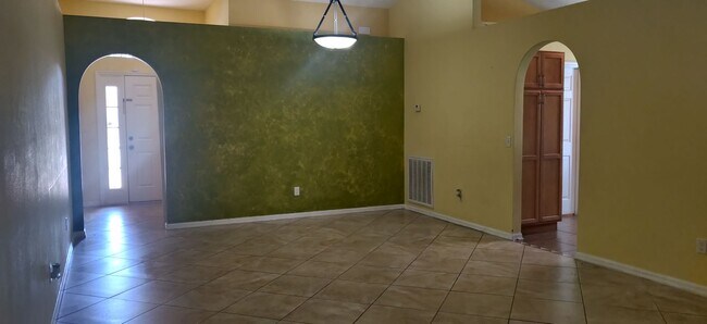 Foto del edificio - 4 bedroom 2 bath