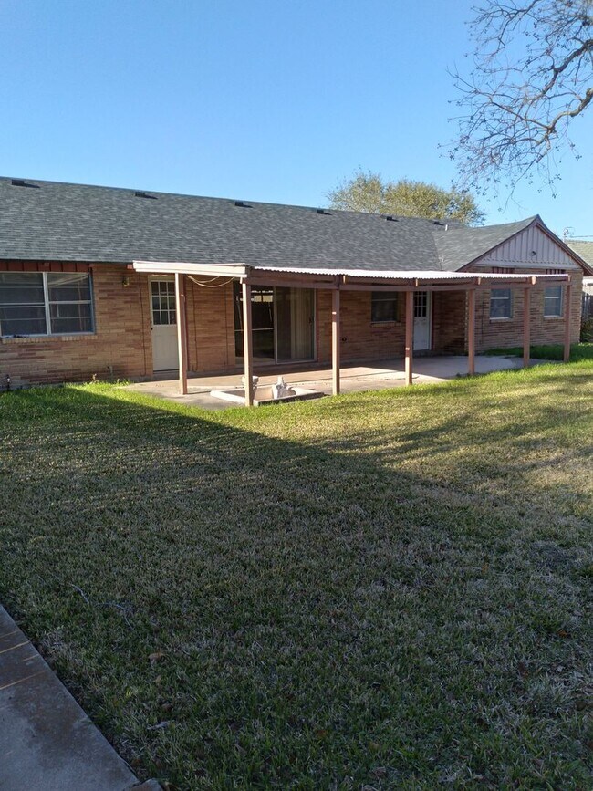 Building Photo - Large 3-2-2 move in Ready