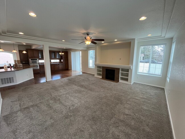 Foto del edificio - 5 Bed, 3.5 Bath with A/C, Available Now! -...