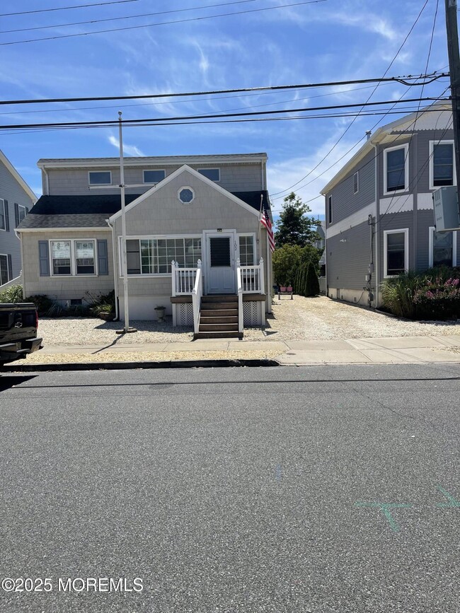 Building Photo - 102 Brown Ave