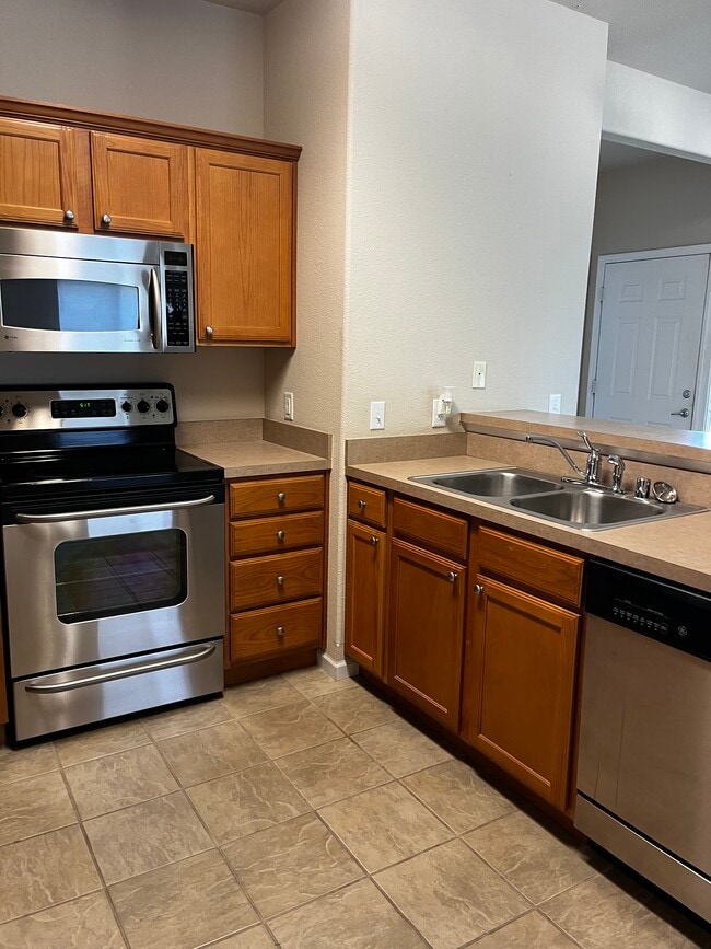 Building Photo - 1430 Legends Cir
