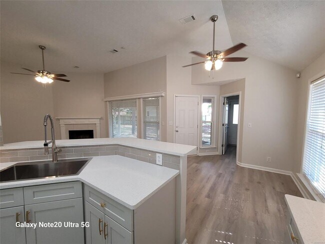 Foto del edificio - 6404 Deerwood Pl