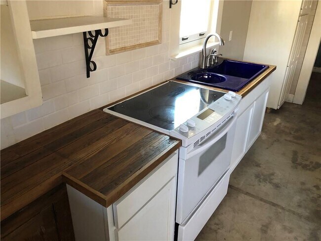 Building Photo - 2381 TX-71