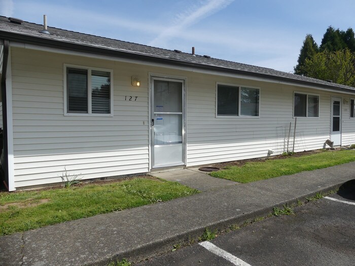 Primary Photo - Come See this Adorable Gresham Duplex!