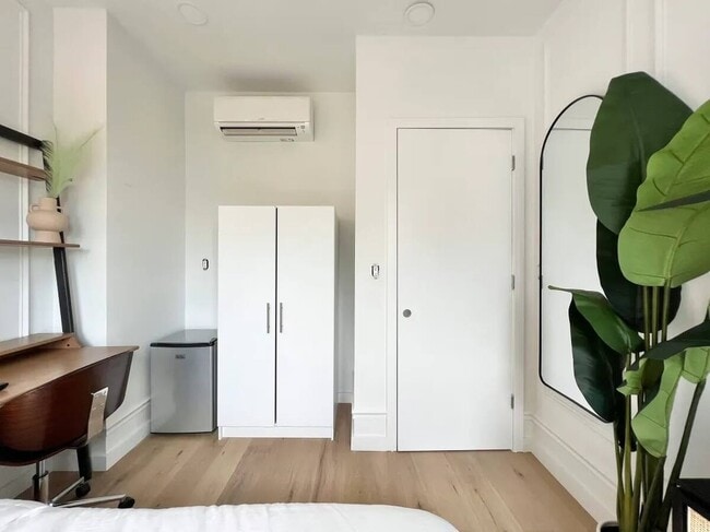 Building Photo - Furnished room/NOT APARTMENT