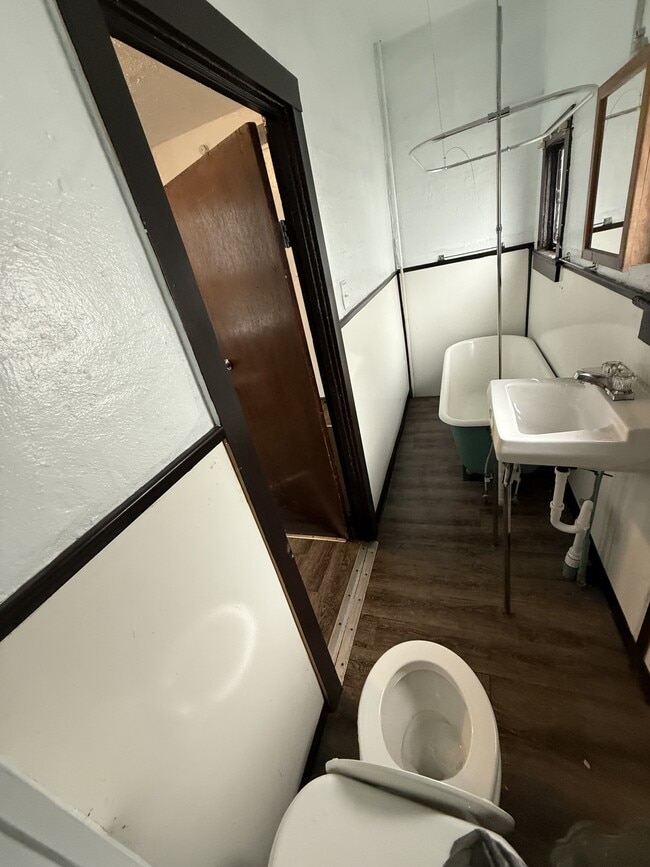 Building Photo - 1423 E 33rd St