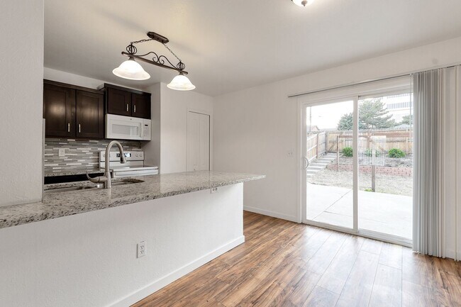 Building Photo - 2 Bedroom Duplex with Updates, Large Fence...