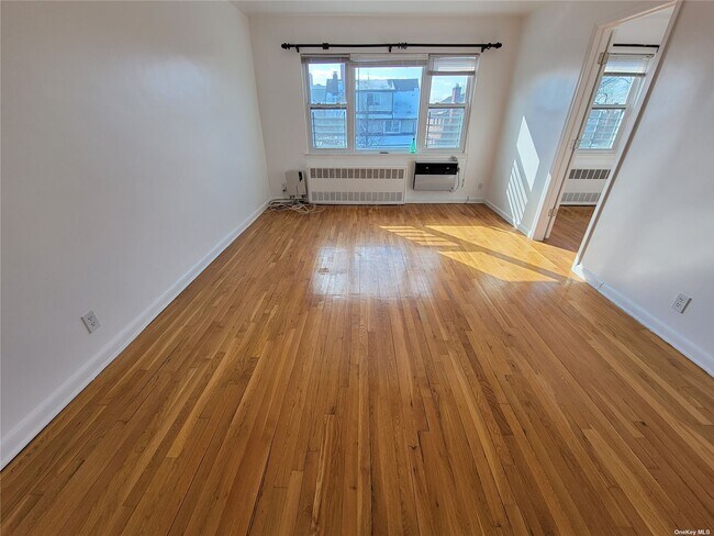 Foto del edificio - 40-37-40202 202nd St