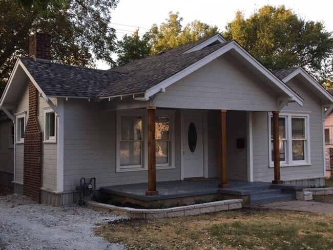 Building Photo - Updated 3/1 with Retro Charm