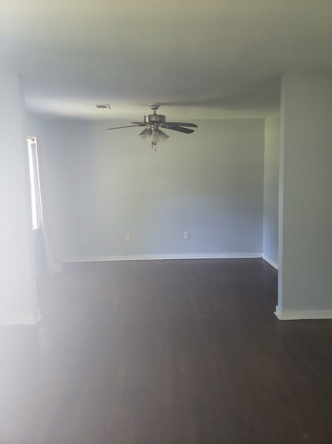 Building Photo - 563 N Park Dr
