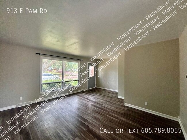 Building Photo - 913 E Pam Rd