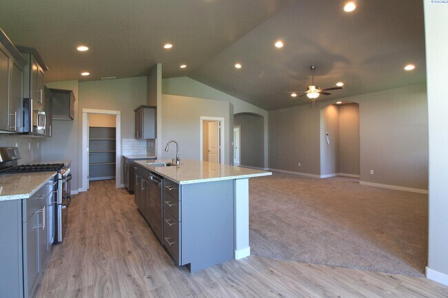 Foto del edificio - 3 Bed/2 Bath + an Office Home in West Pasco