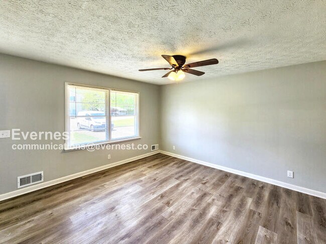 Foto del edificio - 512 Meadowbrook Dr