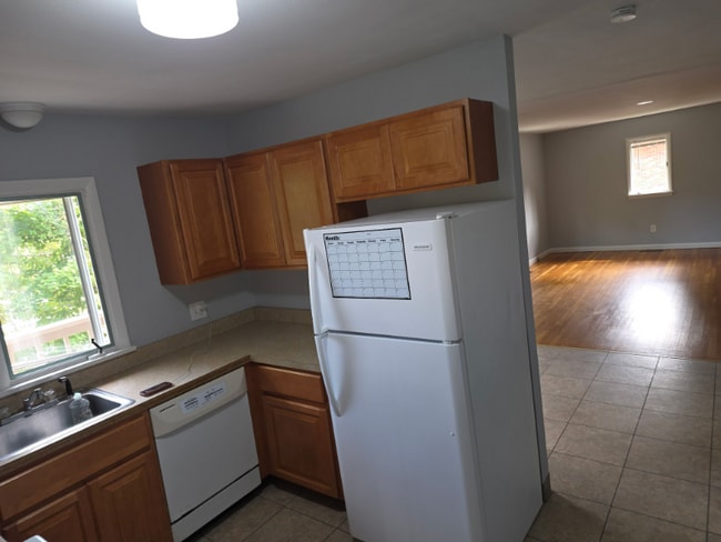 Building Photo - 40 Whitewood Rd