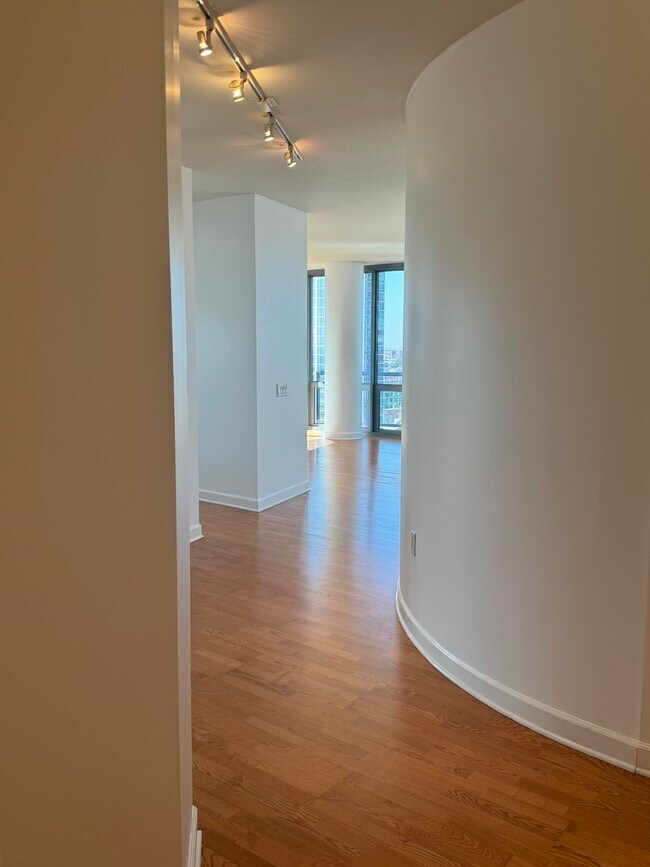 Building Photo - 1235 S Prairie Ave