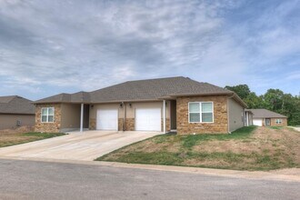 Building Photo - 605 Applewood Ln