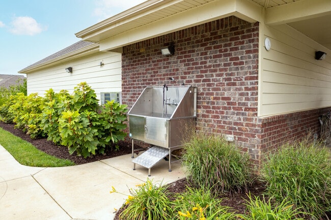 Building Photo - Revere at Spring Hill