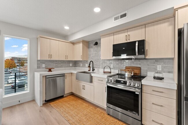 Building Photo - 49 E 200 N