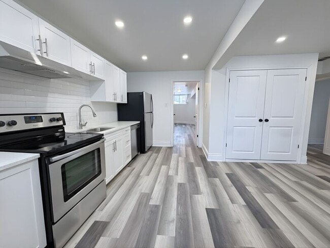 Building Photo - 220 Caroline St S