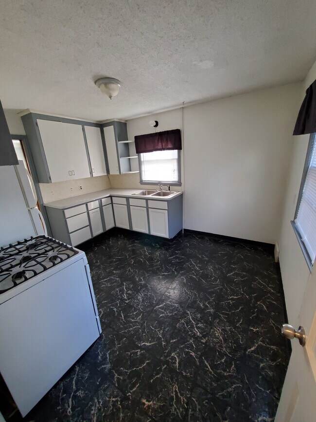 Building Photo - 1475 Saint Clair Ave