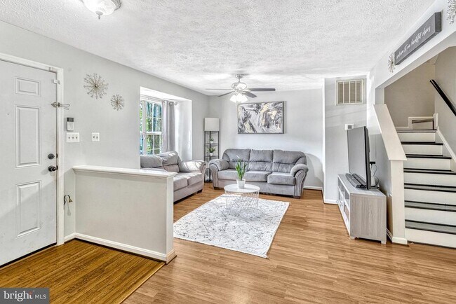 Building Photo - 1002 Kings Crest Dr