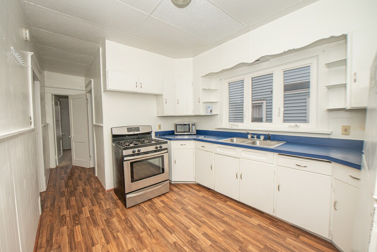 Primary Photo - 33 Bellwood Ave