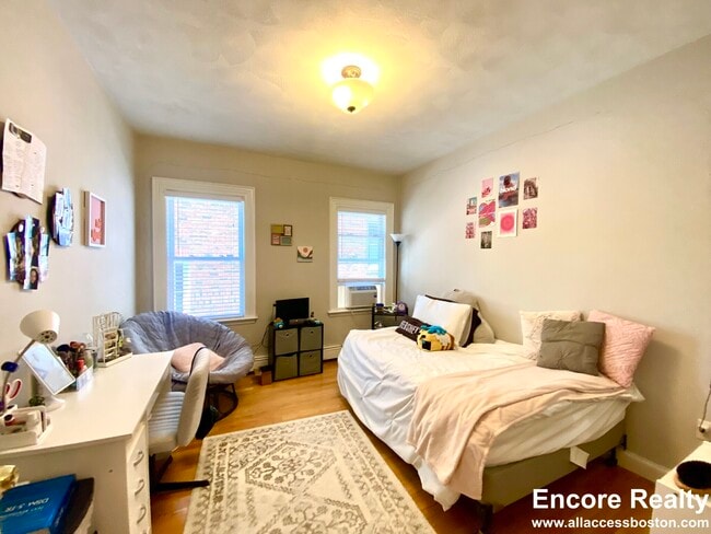 Building Photo - 1433 Cambridge St