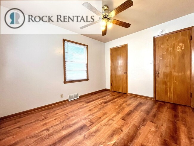 Building Photo - 2 Bed 1 Bath in Quiet Neighborhood