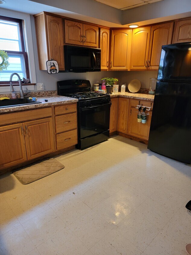 Primary Photo - 239 Greylock Pkwy