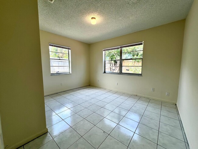 Building Photo - 415 55th St