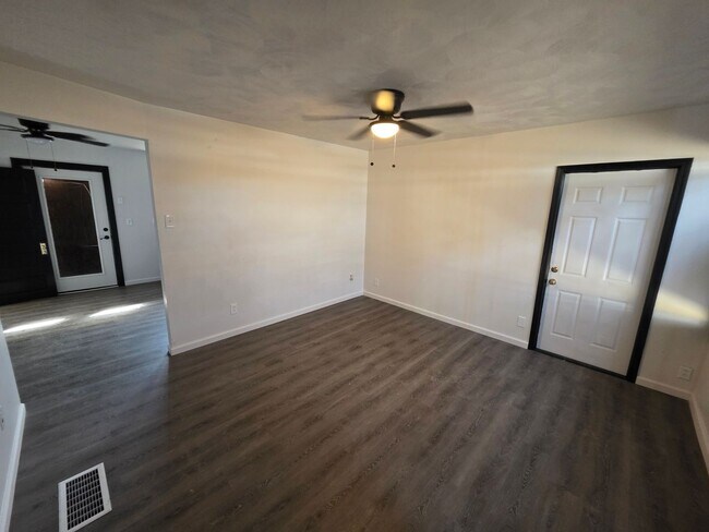 Building Photo - MOVE IN READY - 1/2 OFF SECURITY DEPOSIT