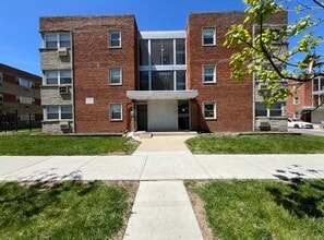 Building Photo - 2401 W Balmoral Ave