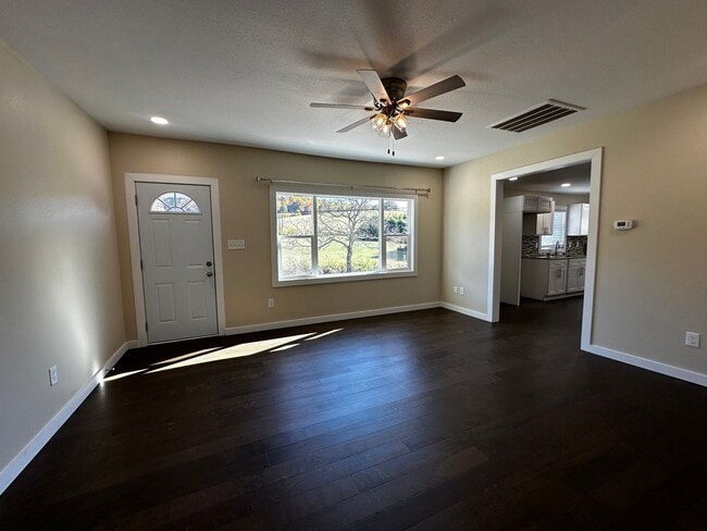 Building Photo - 2 bed/2bath freshly renovated home with bo...