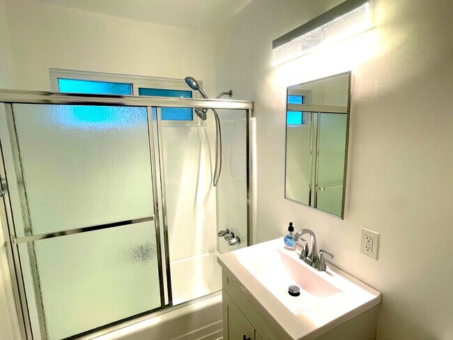 BAÑO - 1635 Lucile Ave