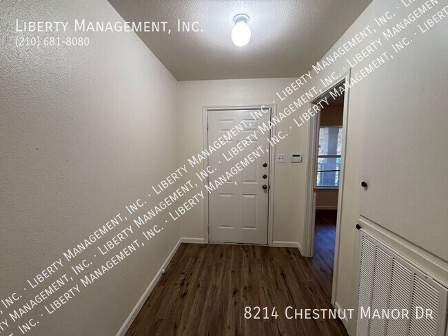 Foto del edificio - 8214 Chestnut Manor Dr