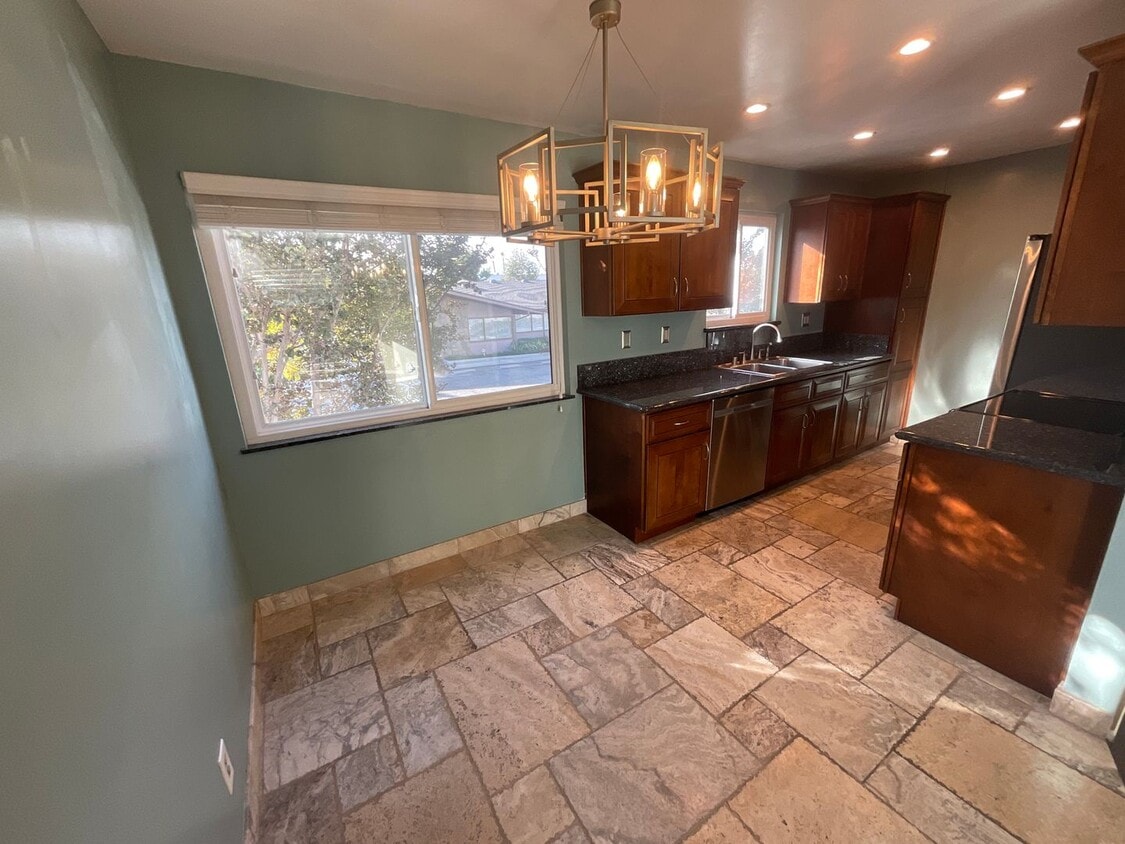 Primary Photo - Condo - 2 Bedrooms / 2 Bath - Long Beach