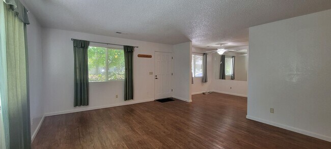 Building Photo - 2 Bedroom Condo Near Sacramento River Trail