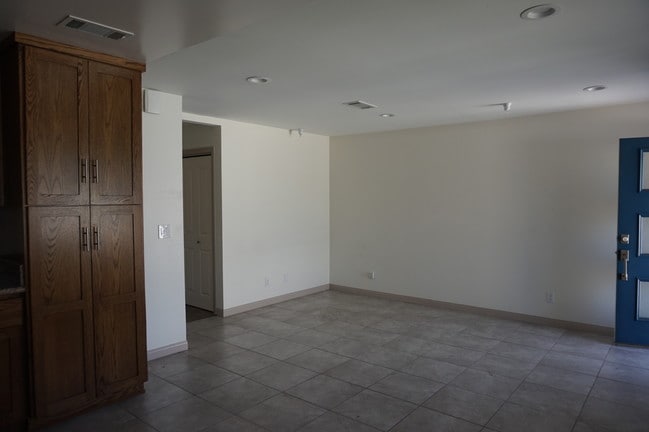 Building Photo - 723 N Kingsley Dr