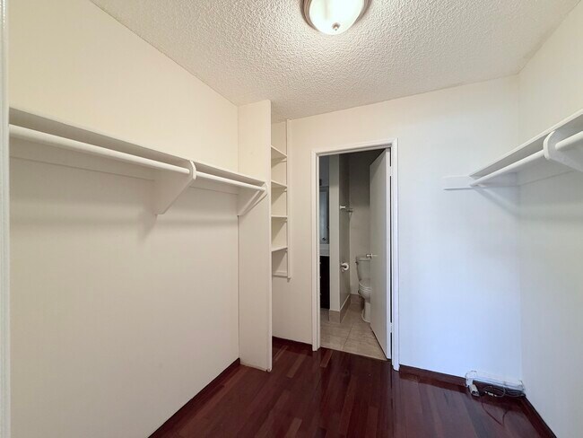 Vestidor - 1930 Ocean Ave